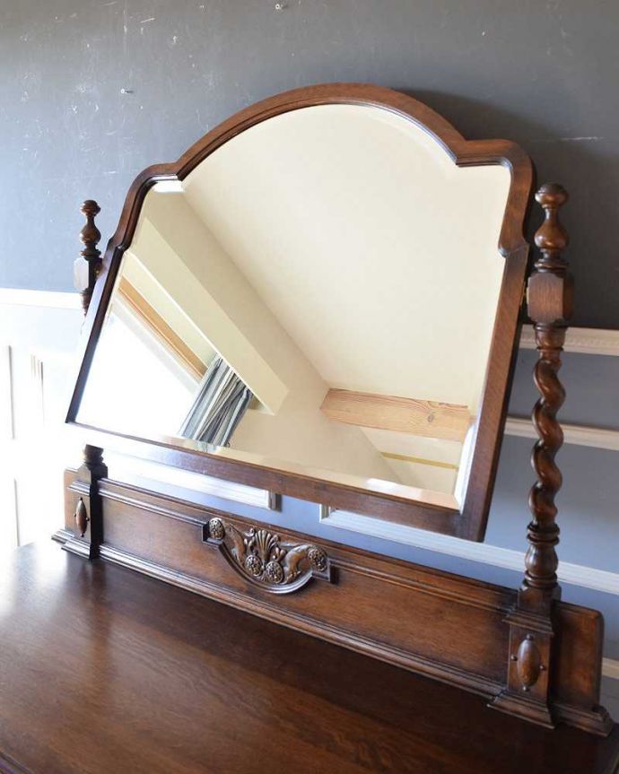 クエーカーチェア アンティーク家具 豪華な装飾が美しい英国アンティーク家具、キャスター付きのドレッシングテーブル。お部屋も広く見せてくれます身だしなみを整えるのはもちろん、大きな鏡はお部屋を広く見せる効果があります。(k-1861-f)