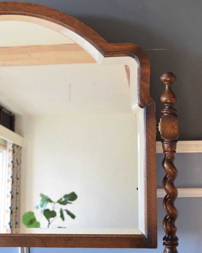 クエーカーチェア アンティーク家具 豪華な装飾が美しい英国アンティーク家具、キャスター付きのドレッシングテーブル。ご希望の方には新しいミラーコンディションのいいアンティークのミラーですが、ご希望の方には新しいミラーに交換してお届けします(別途見積もり)ご注文の際お気軽にご連絡下さい。(k-1861-f)