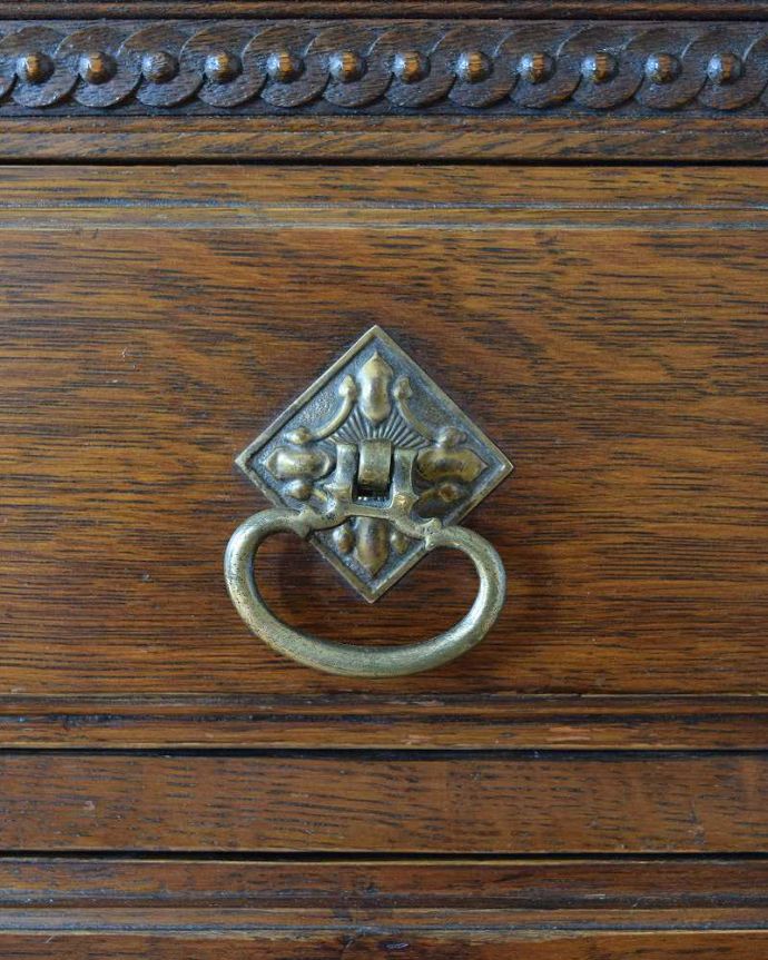 クエーカーチェア アンティーク家具 豪華な装飾が美しい英国アンティーク家具、キャスター付きのドレッシングテーブル。こんな所もアンティークらしさ取っ手のデザインもアンティークらしさがたっぷり。(k-1861-f)