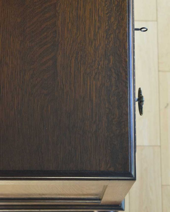 クエーカーチェア アンティーク家具 豪華な装飾が美しい英国アンティーク家具、キャスター付きのドレッシングテーブル。天板の塗装もキレイに仕上げましたアンティーク家具は新品ではないのでキズや汚れはありますがデスクとして天板も使えるよう古い塗装を一度剥離してからキレイに仕上げました。(k-1861-f)