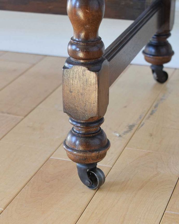 クエーカーチェア アンティーク家具 豪華な装飾が美しい英国アンティーク家具、キャスター付きのドレッシングテーブル。女性1人でラクラク運べちゃう仕掛けHandleのアンティークは、脚の裏にフェルトキーパーをお付けしています。(k-1861-f)