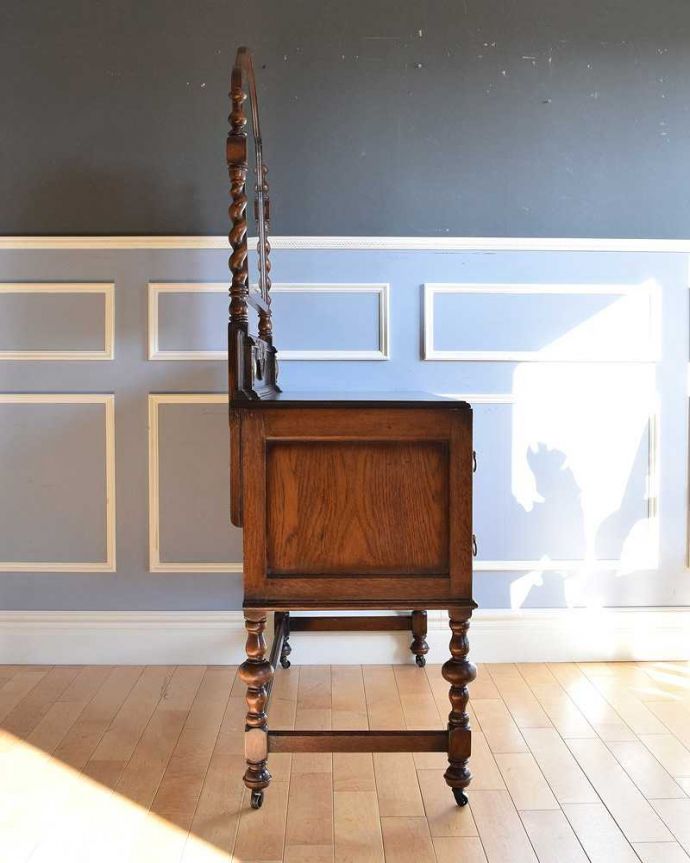 クエーカーチェア アンティーク家具 豪華な装飾が美しい英国アンティーク家具、キャスター付きのドレッシングテーブル。横から見てもステキもちろん横から見られてもいいようにしっかり修復してあります。(k-1861-f)