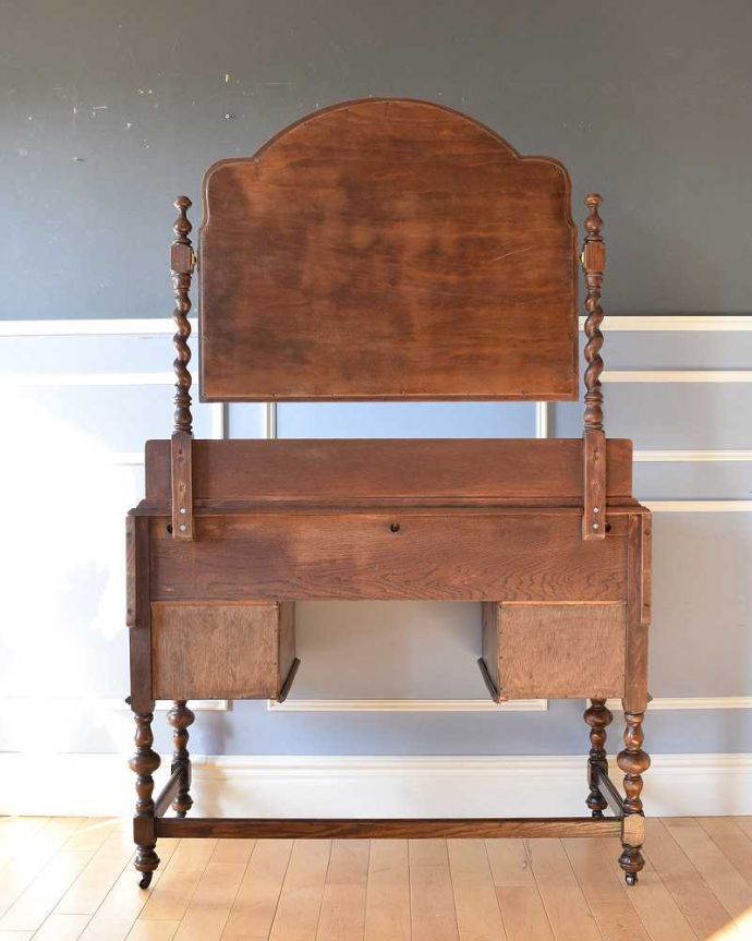 クエーカーチェア アンティーク家具 豪華な装飾が美しい英国アンティーク家具、キャスター付きのドレッシングテーブル。もちろん、後ろ姿もキレイです。(k-1861-f)