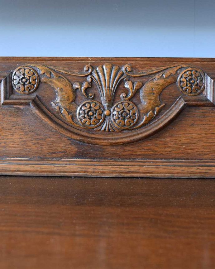 クエーカーチェア　アンティーク家具　豪華な装飾が美しい英国アンティーク家具、キャスター付きのドレッシングテーブル。。(k-1861-f)