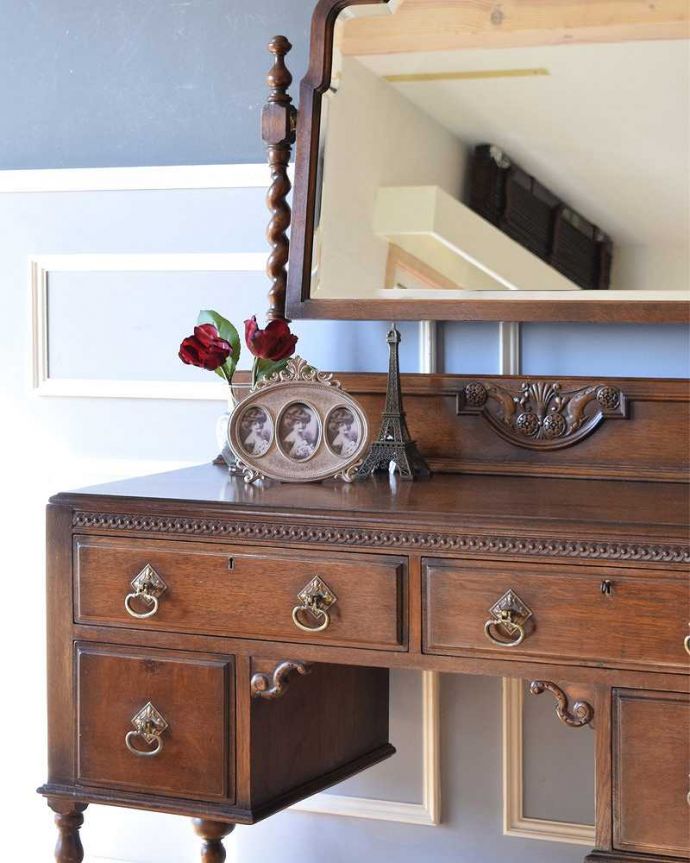 クエーカーチェア アンティーク家具 豪華な装飾が美しい英国アンティーク家具、キャスター付きのドレッシングテーブル。英国アンティークが持つ重厚な佇まい木目の美しさが際立つ英国アンティーク。(k-1861-f)