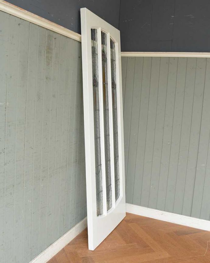 ドア・ゲート　アンティーク家具　バラ柄のステンドグラスが可愛い英国アンティークのドア。しっかりお直ししました実はドアの取り付けって大変なんですよね。(k-1862-f)