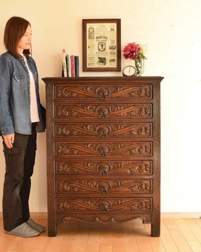 アンティークのチェスト　アンティーク家具　フランスから届いたエレガントな彫のアンティーク家具、収納がたっぷりできるチェスト。迫力満点！フランスらしい優雅なチェストたっぷり彫が入ったフランスらしいチェスト。(k-1863-f)