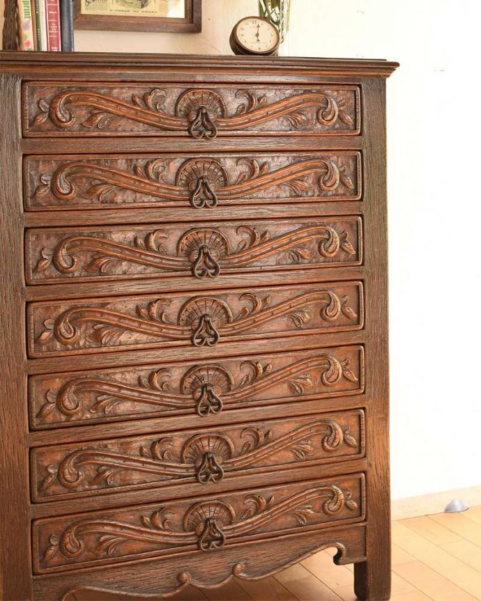 アンティークのチェスト　アンティーク家具　フランスから届いたエレガントな彫のアンティーク家具、収納がたっぷりできるチェスト。見た目はもちろん、実用的に使って楽しみましょうアンティークのチェストは見た目はもちろん、たっぷり収納も出来る実力派なんです。(k-1863-f)