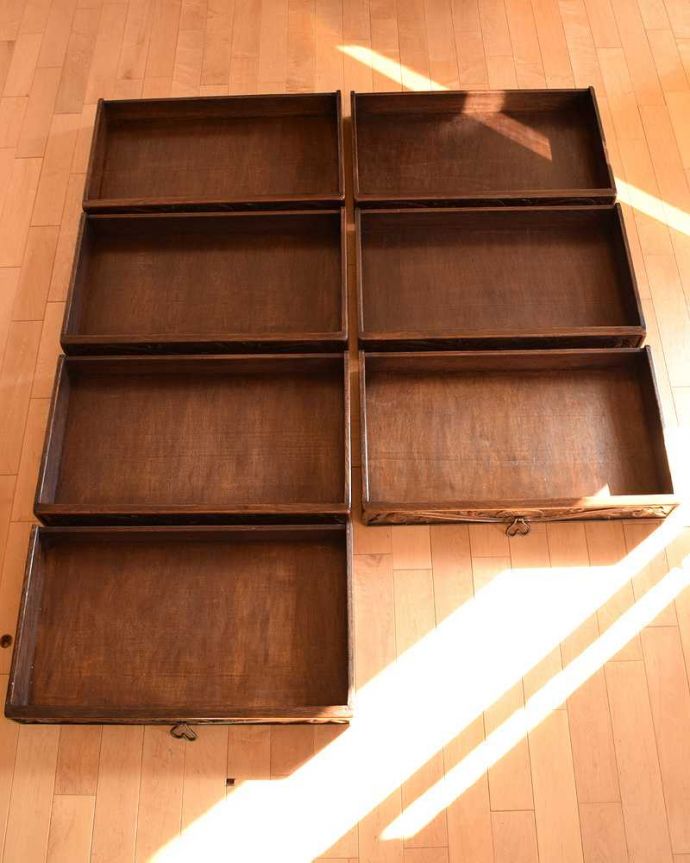 アンティークのチェスト　アンティーク家具　フランスから届いたエレガントな彫のアンティーク家具、収納がたっぷりできるチェスト。何を入れてもいいようにキレイに修復しました！このタイプの修復には自信があります！引き出しの中も専門の職人がキレイに修復したので、お洋服はもちろん、いろんなものを収納して使えます。(k-1863-f)