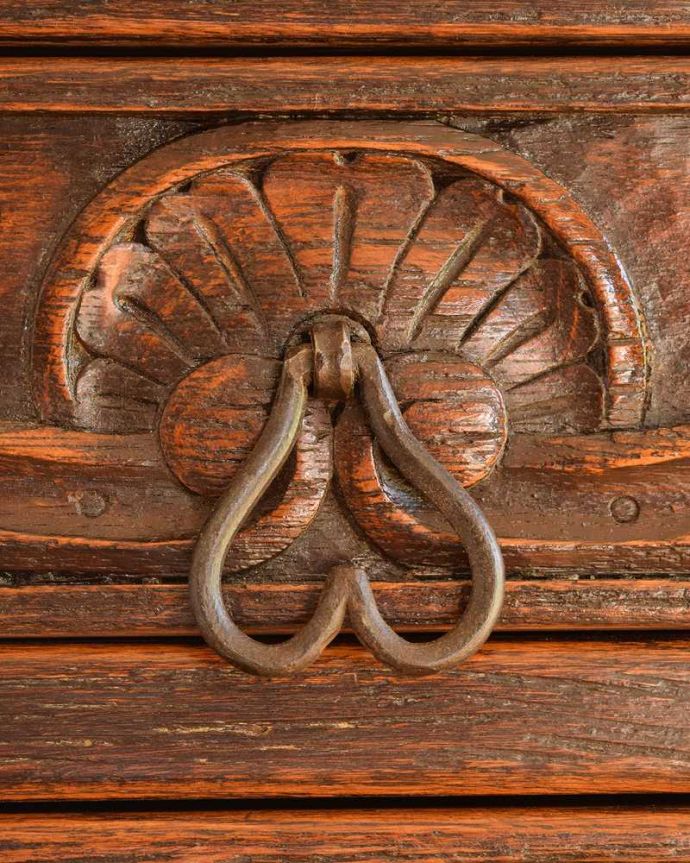 アンティークのチェスト　アンティーク家具　フランスから届いたエレガントな彫のアンティーク家具、収納がたっぷりできるチェスト。開ける度にワクワク高級感漂うアンティークらしいデザインの取っ手。(k-1863-f)