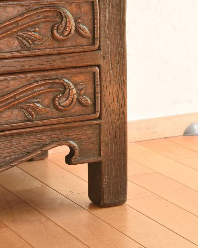 アンティークのチェスト　アンティーク家具　フランスから届いたエレガントな彫のアンティーク家具、収納がたっぷりできるチェスト。女性1人でラクラク運べちゃう仕掛けHandleのアンティークは、脚の裏にフェルトキーパーをお付けしています。(k-1863-f)