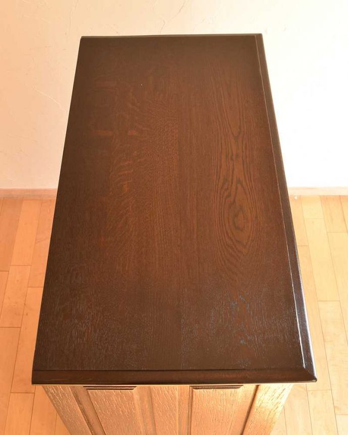 アンティークのチェスト　アンティーク家具　フランスから届いたエレガントな彫のアンティーク家具、収納がたっぷりできるチェスト。何を置こうかな･･･？上から見ると、天板はこんな感じです。(k-1863-f)