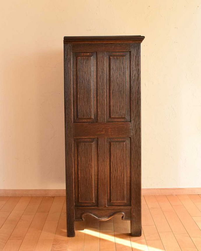 アンティークのチェスト　アンティーク家具　フランスから届いたエレガントな彫のアンティーク家具、収納がたっぷりできるチェスト。横から見ると横から見るとこんな感じ。(k-1863-f)