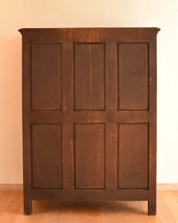 アンティークのチェスト　アンティーク家具　フランスから届いたエレガントな彫のアンティーク家具、収納がたっぷりできるチェスト。後ろ姿にも自信アリ！アンティークは新品ではないので、経年変化によるキズはありますが、専門の職人がキレイにお直しをしたので後ろ姿にも自信があります。(k-1863-f)