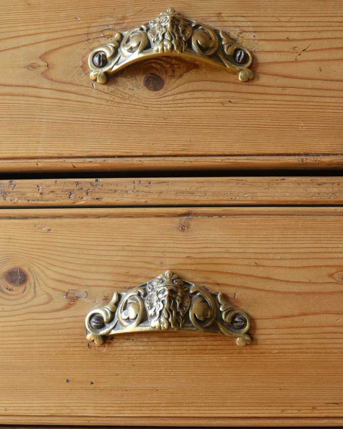 アンティークのチェスト　アンティーク家具　オシャレな取っ手が魅力のアンティーク家具、オールドパインのチェスト。アンティークらしい取っ手アンティーク家具は取っ手のデザインまで、なんだか高級感があるんですよね。(k-1864-f)