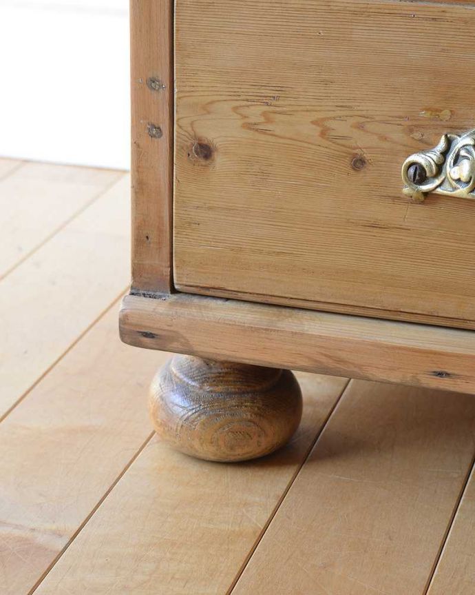 アンティークのチェスト　アンティーク家具　オシャレな取っ手が魅力のアンティーク家具、オールドパインのチェスト。女性1人でラクラク運べちゃう仕掛けHandleのアンティークは、脚の裏にフェルトキーパーをお付けしています。(k-1864-f)