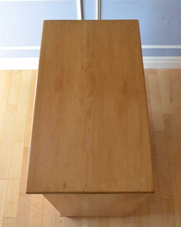 アンティークのチェスト　アンティーク家具　オシャレな取っ手が魅力のアンティーク家具、オールドパインのチェスト。ピカピカに仕上げました修復の時、天板もキレイに仕上げました。(k-1864-f)