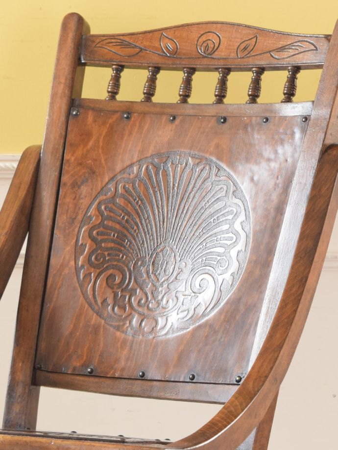アンティークチェアの背もたれ