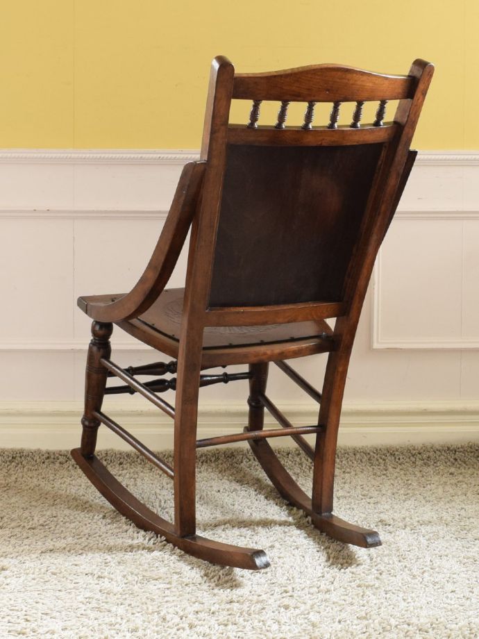 ロッキングチェアの後ろ姿