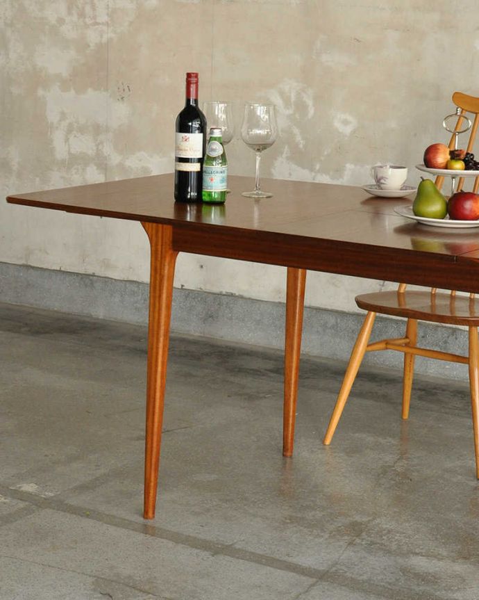 アンティークのテーブル　アンティーク家具　北欧スタイルのヴィンテージ家具、伸張式のダイニングテーブル。スッキリとカッコイイ脚先にいくほど微妙にシェープされたスッキリとした脚。(k-1865-f)