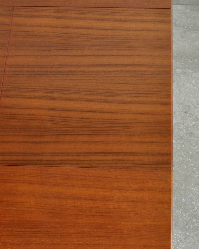 アンティークのテーブル　アンティーク家具　北欧スタイルのヴィンテージ家具、伸張式のダイニングテーブル。シンプルな木目がカッコイイ天板を近くで見てみるとこんな感じです。(k-1865-f)