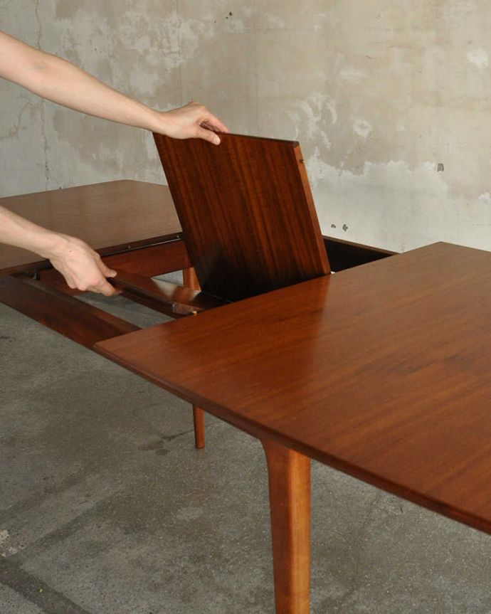 アンティークのテーブル　アンティーク家具　北欧スタイルのヴィンテージ家具、伸張式のダイニングテーブル。あっという間にサイズ変更OK！天板の真ん中から新しい天板が出てきます。(k-1865-f)