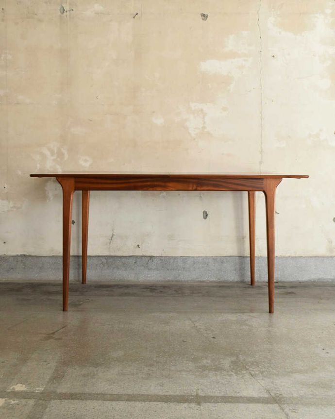 アンティークのテーブル　アンティーク家具　北欧スタイルのヴィンテージ家具、伸張式のダイニングテーブル。横から見た姿は…シンプルなデザインなので、どんなお部屋にも似合っちゃうんです。(k-1865-f)