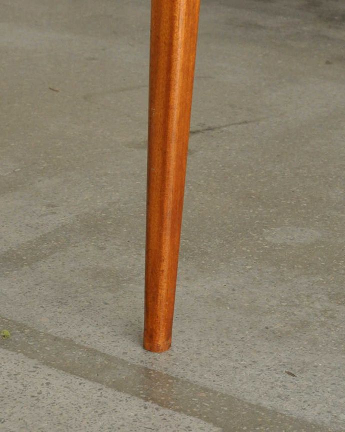 アンティークのテーブル　アンティーク家具　北欧スタイルのヴィンテージ家具、伸張式のダイニングテーブル。持ち上げなくても移動できます！Handleのアンティークは、脚の裏にフェルトキーパーをお付けしていますので、持ち上げなくても床を滑らせて移動させることが出来ます。(k-1865-f)