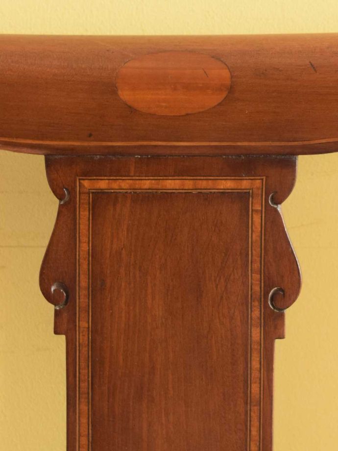 英国アンティーク家具らしい装飾