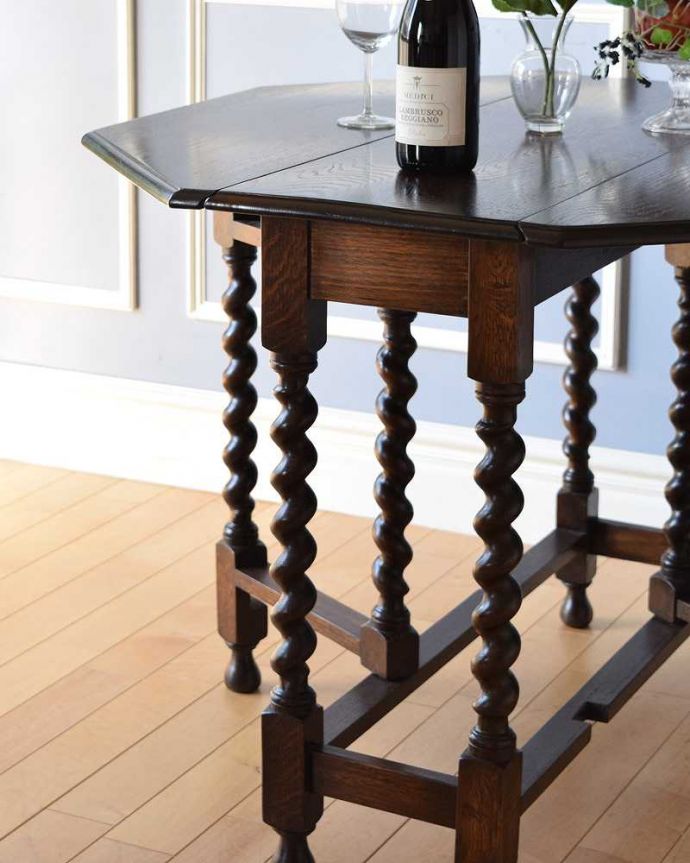 アンティークのテーブル アンティーク家具 八角形の天板のアンティーク英国家具、伸張式のゲートレッグテーブル。自慢はやっぱりゲート(門)のような脚まるでゲート(門)が開くような脚の形から名前が付けられたゲートレッグテーブル。(k-1866-f)