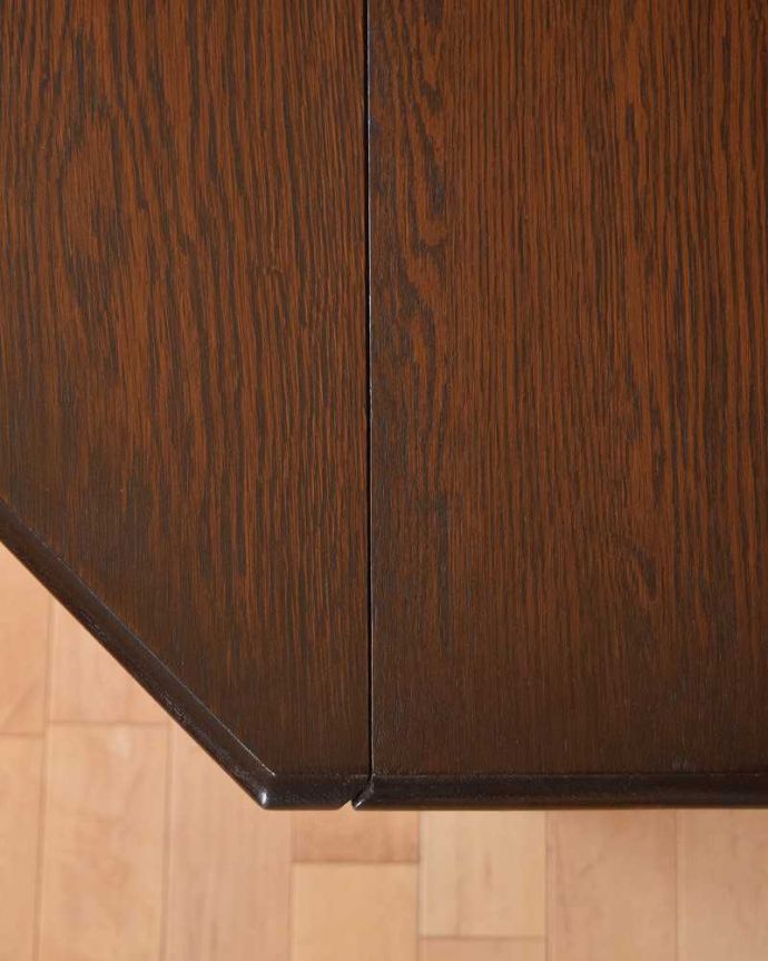 アンティークのテーブル アンティーク家具 八角形の天板のアンティーク英国家具、伸張式のゲートレッグテーブル。近づいて見てみると・・・時間と手間暇を掛けて職人が丁寧にお直しした天板は、木目も美しいんです。(k-1866-f)