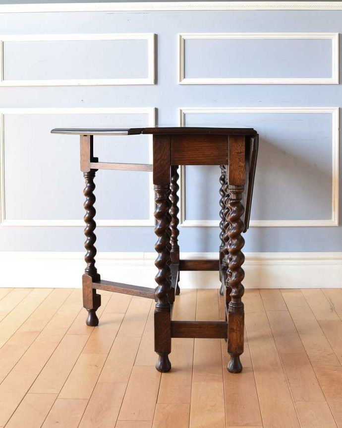 アンティークのテーブル アンティーク家具 八角形の天板のアンティーク英国家具、伸張式のゲートレッグテーブル。片方開くと・・・・片方のリーフを開くとこんな感じ。(k-1866-f)