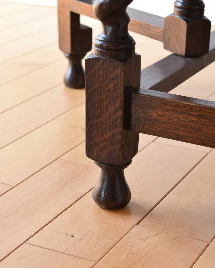 アンティークのテーブル アンティーク家具 八角形の天板のアンティーク英国家具、伸張式のゲートレッグテーブル。持ち上げなくても移動できます!Handleのアンティークは、脚の裏にフェルトキーパーをお付けしていますので、持ち上げなくても床を滑らせて移動させることが出来ます。(k-1866-f)