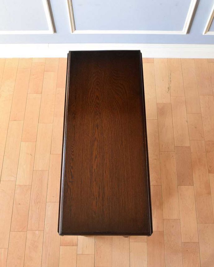 アンティークのテーブル アンティーク家具 八角形の天板のアンティーク英国家具、伸張式のゲートレッグテーブル。畳むとこんなにスリムなサイズリーフを閉じた状態のテーブルを上から見るとこんな感じ。(k-1866-f)