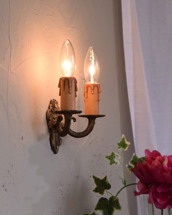壁付けブラケット　照明・ライティング　フランスで見つけたアンティークウォールブラケット（Ｅ17シャンデリア球付き）。日本仕様で修復しましたHandleの照明はアンティーク専門の職人が時間をかけて、口金も配線も日本仕様の新しいものに修理しているので、新しい日本の照明器具と変わりません。(k-1866-z)