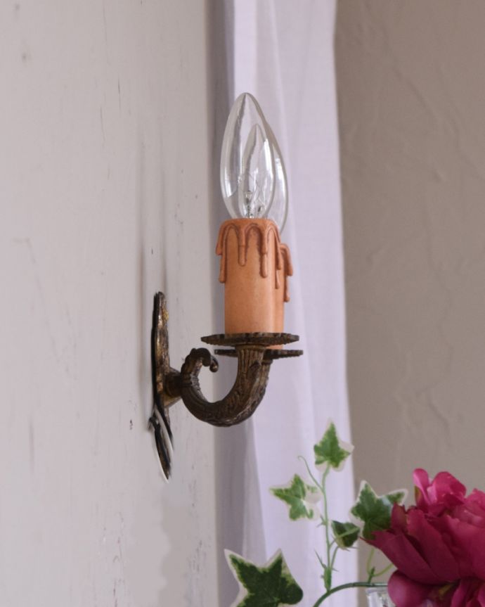 壁付けブラケット　照明・ライティング　フランスで見つけたアンティークウォールブラケット（Ｅ17シャンデリア球付き）。横から見ると･･･壁を彩るシャンデリアは横から見てもステキです。(k-1866-z)