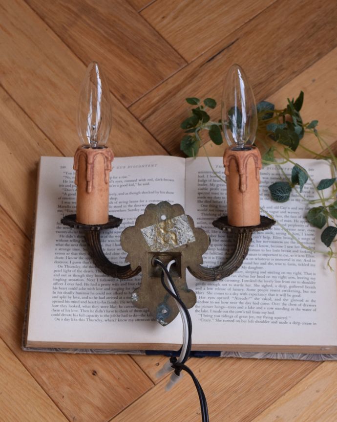 壁付けブラケット　照明・ライティング　フランスで見つけたアンティークウォールブラケット（Ｅ17シャンデリア球付き）。直結タイプでお届けします日本仕様で配線しました。(k-1866-z)