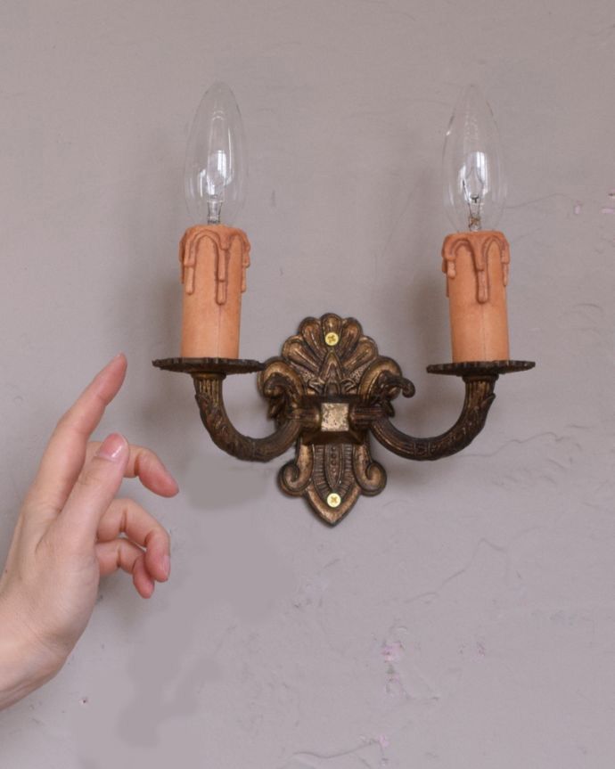 壁付けブラケット　照明・ライティング　フランスで見つけたアンティークウォールブラケット（Ｅ17シャンデリア球付き）。壁のアクセサリーでお部屋をオシャレに大変身日本ではあまり使わない壁付けのシャンデリア。(k-1866-z)