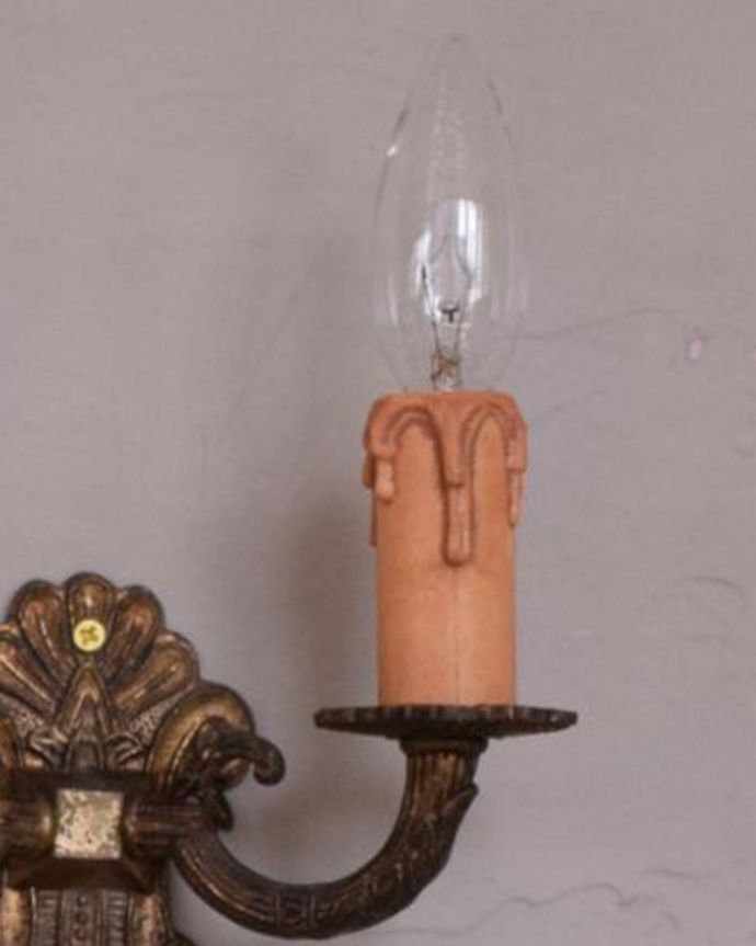 壁付けブラケット　照明・ライティング　フランスで見つけたアンティークウォールブラケット（Ｅ17シャンデリア球付き）。LEDも使えます口金は100Wまで対応可能ですが、蝋管付きなので白熱球は40W以下がオススメです。(k-1866-z)
