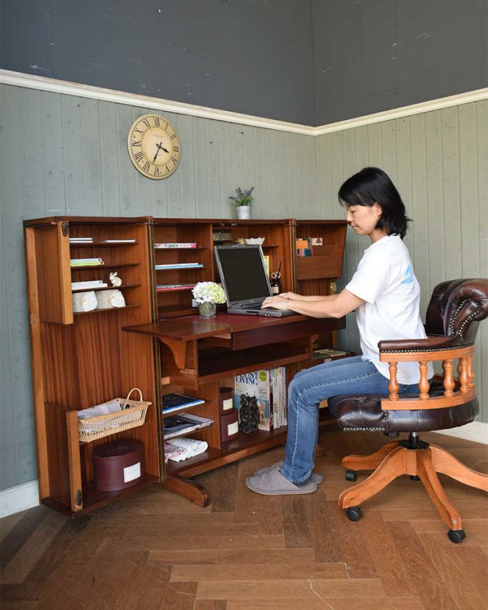 アンティークのデスク・書斎机 アンティーク家具 多機能なイギリスのヴィンテージ家具、ホームオフィス社のデスクキャビネット。扉を開くとあっという間に自分だけのオフィス「HOME OFFICE」社が作ったその名も「ホームオフィス」。(k-1867-f)