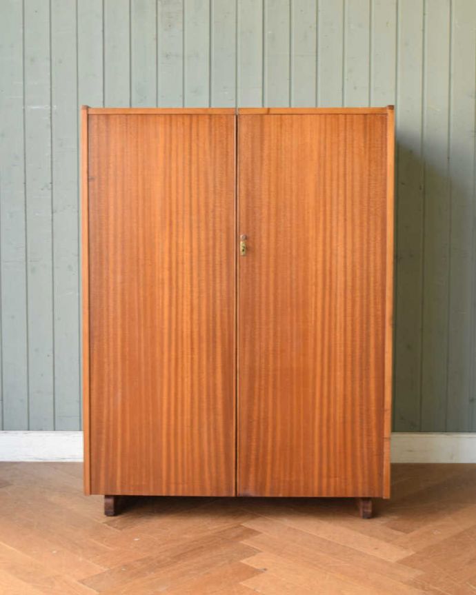 アンティークのデスク・書斎机 アンティーク家具 多機能なイギリスのヴィンテージ家具、ホームオフィス社のデスクキャビネット。扉を閉じると「シンプル」普段は扉を閉じると、まさか中からオフィスが出てくるなんて想像が出来ないくらいのシンプルなデザイン。(k-1867-f)