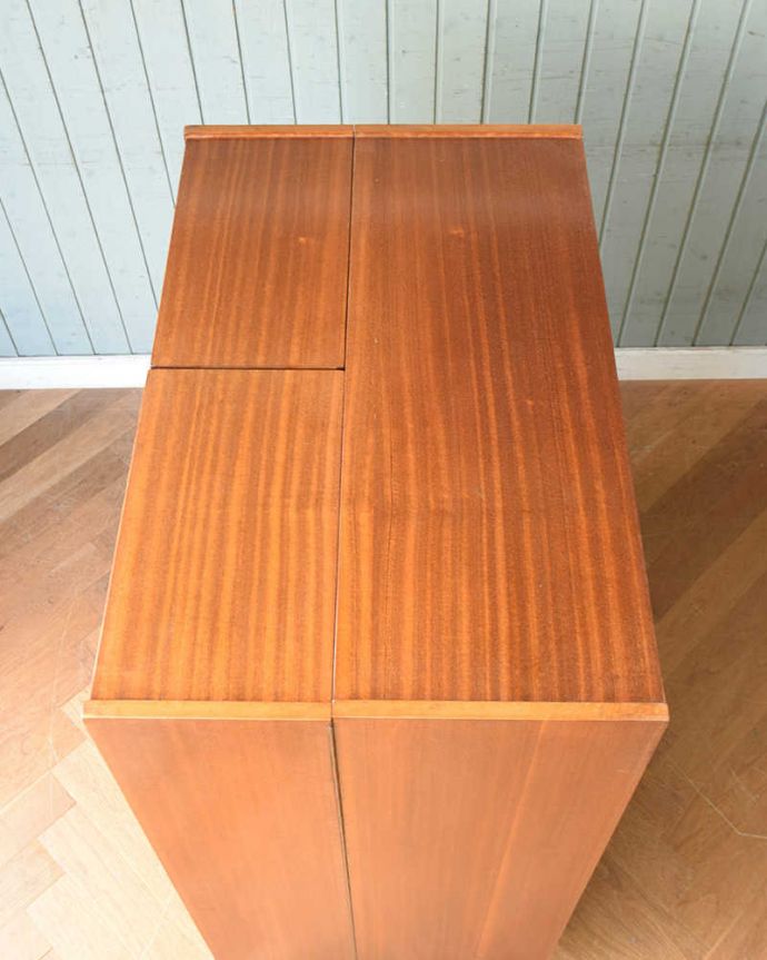 アンティークのデスク・書斎机 アンティーク家具 多機能なイギリスのヴィンテージ家具、ホームオフィス社のデスクキャビネット。閉じた状態で上から見てみると・・・天板部分の塗装も修復の時に、キレイにお直ししたのでピッカピカです。(k-1867-f)