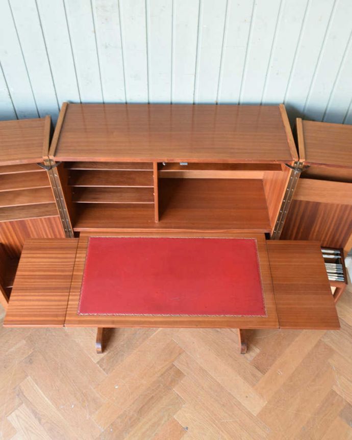 アンティークのデスク・書斎机 アンティーク家具 多機能なイギリスのヴィンテージ家具、ホームオフィス社のデスクキャビネット。扉を開けて見てみましょうデスク部分もとってもキレイです。(k-1867-f)