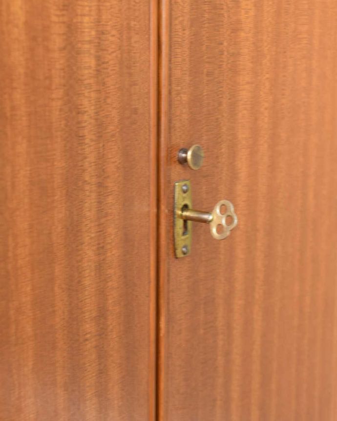 アンティークのデスク・書斎机 アンティーク家具 多機能なイギリスのヴィンテージ家具、ホームオフィス社のデスクキャビネット。アンティークらしい取っ手アンティークらしいデザインの取っ手を、そっと引っ張って開けるたびに、宝箱を開けている気分です。(k-1867-f)