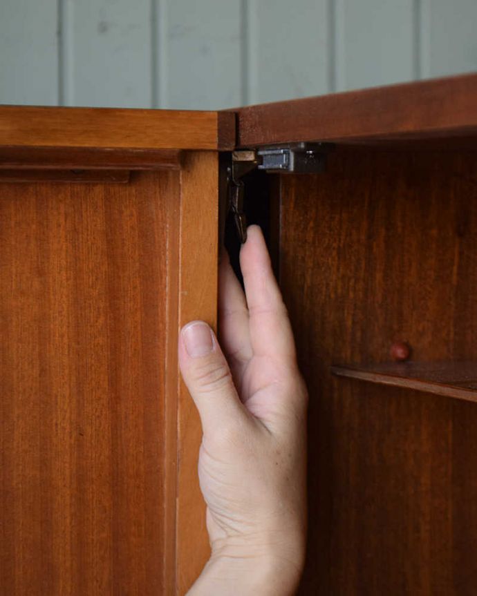 アンティークのデスク・書斎机 アンティーク家具 多機能なイギリスのヴィンテージ家具、ホームオフィス社のデスクキャビネット。左側の扉とのストッパーです。(k-1867-f)