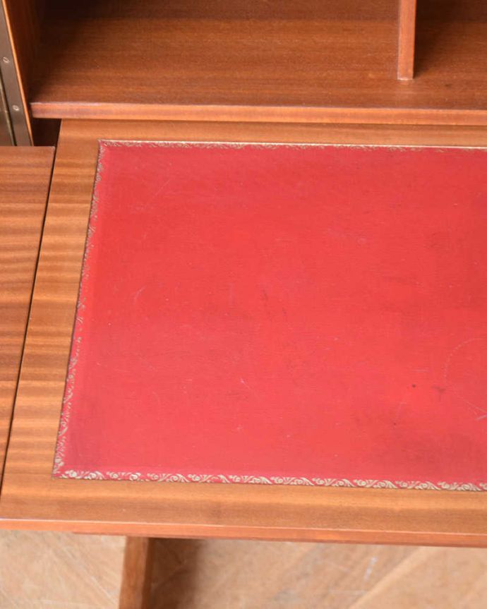 アンティークのデスク・書斎机 アンティーク家具 多機能なイギリスのヴィンテージ家具、ホームオフィス社のデスクキャビネット。天板を近くから見ると・・・デスクは天板を使う家具なので、特にしっかり修復しました。(k-1867-f)