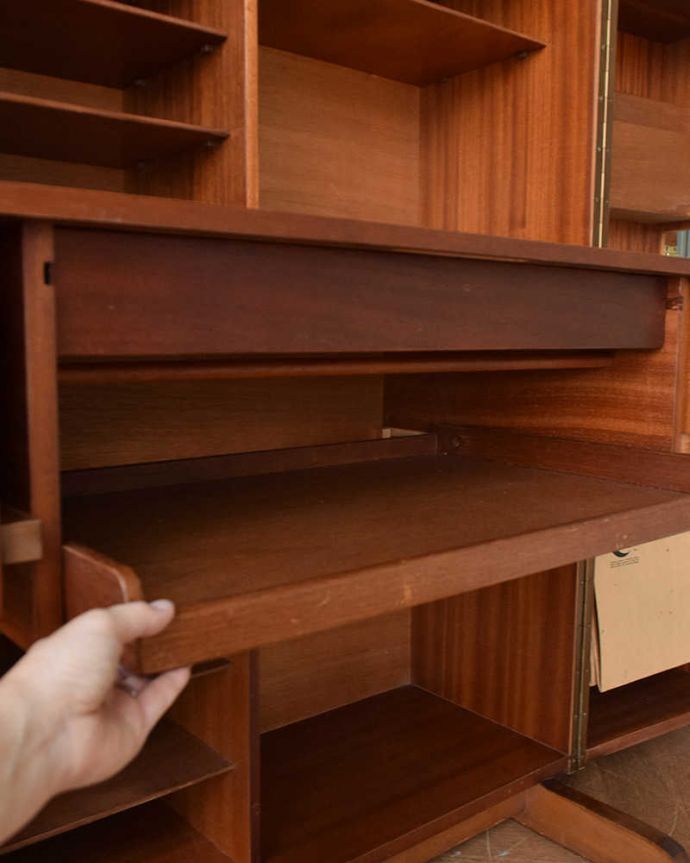 アンティークのデスク・書斎机 アンティーク家具 多機能なイギリスのヴィンテージ家具、ホームオフィス社のデスクキャビネット。デスクに下にはスライドすると出てくるトレイが付いています。(k-1867-f)