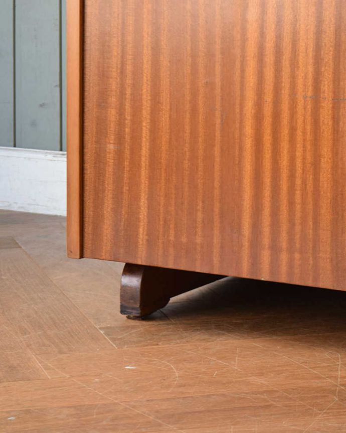 アンティークのデスク・書斎机 アンティーク家具 多機能なイギリスのヴィンテージ家具、ホームオフィス社のデスクキャビネット。女性1人でラクラク運べちゃう仕掛けHandleのアンティークは、脚の裏にフェルトキーパーをお付けしています。(k-1867-f)