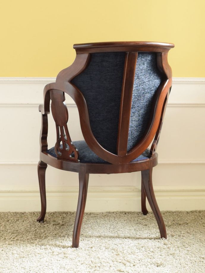 アンティークのパーソナルチェアの後ろ姿