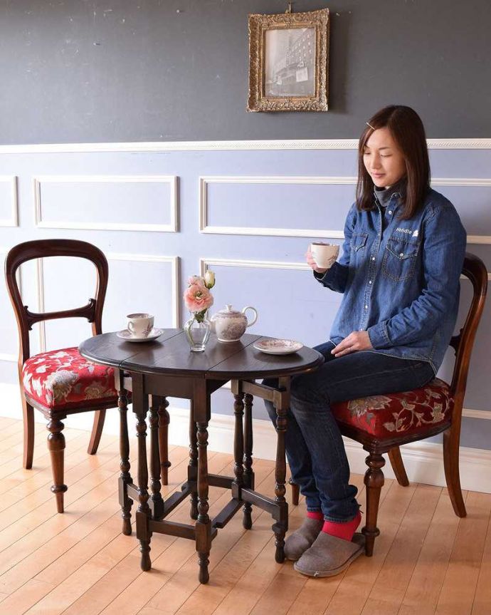 アンティークのテーブル アンティーク家具 和室でも使えるアンティーク家具、脚の装飾が美しい小ぶりなゲートレッグテーブル。使い方に合わせて3通りで使えるアンティークの定番アンティーク家具の定番テーブルと言えばゲートレッグテーブル。(k-1868-f)